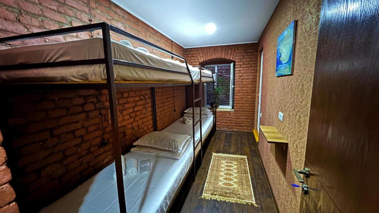 Hostel Pirosmani ティビリシ エクステリア 写真