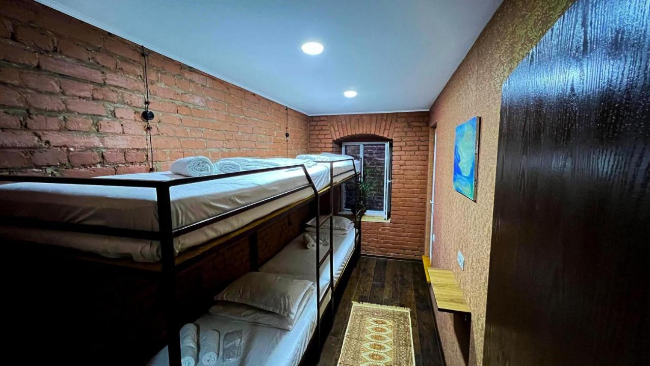 Hostel Pirosmani ティビリシ エクステリア 写真