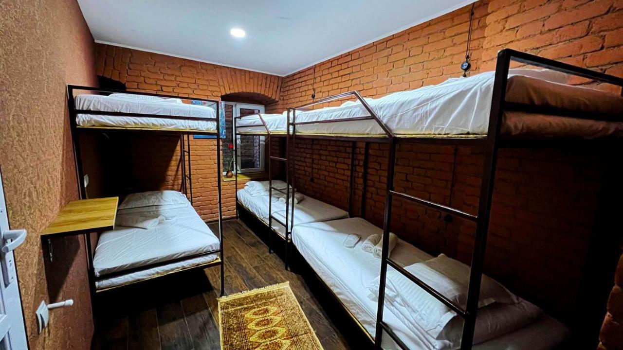 Hostel Pirosmani ティビリシ エクステリア 写真