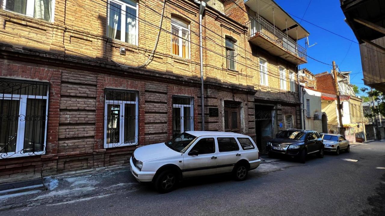 Hostel Pirosmani ティビリシ エクステリア 写真