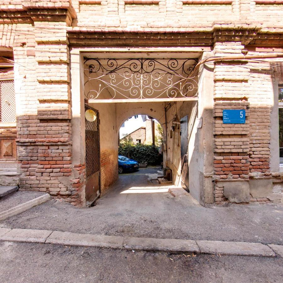 Hostel Pirosmani ティビリシ エクステリア 写真