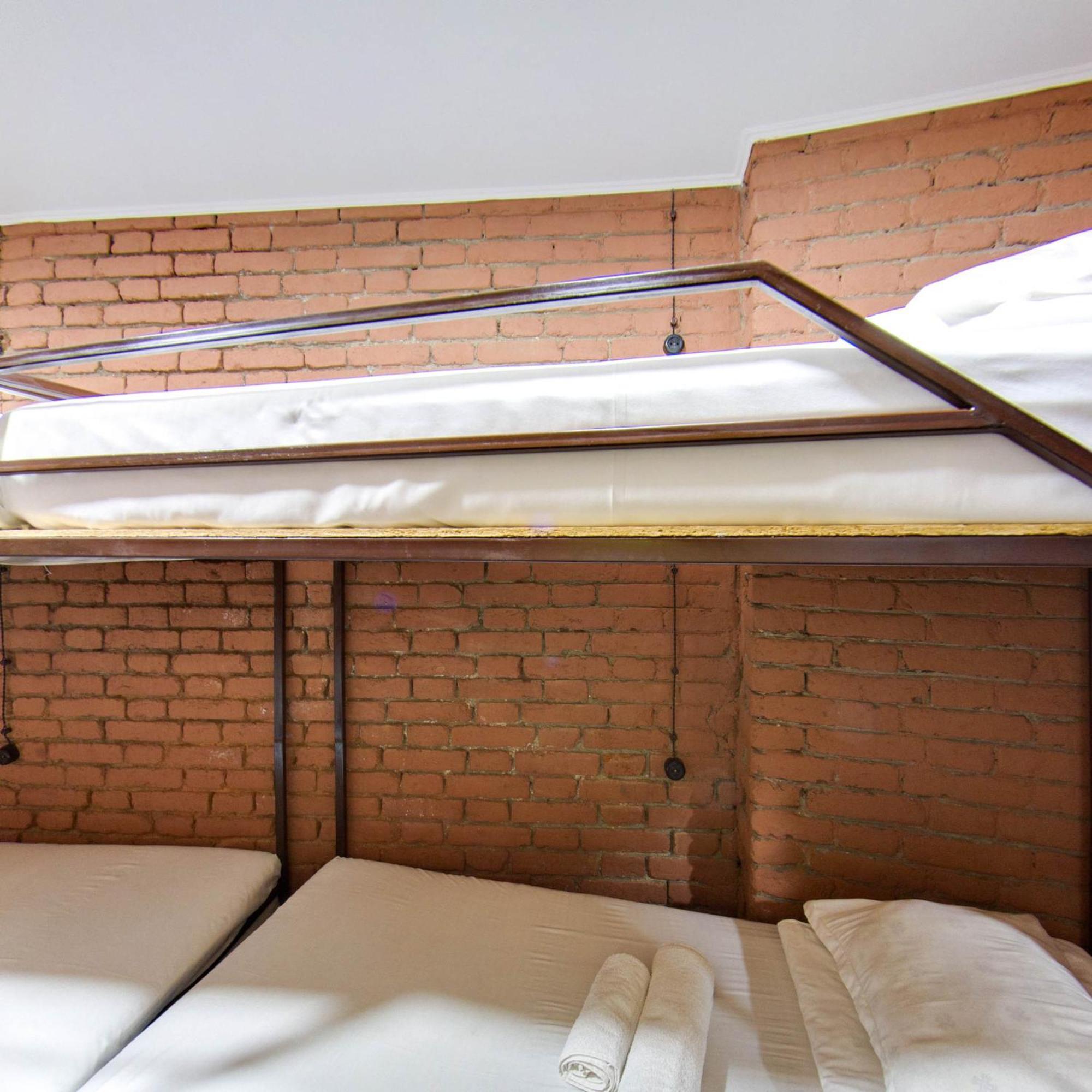 Hostel Pirosmani ティビリシ エクステリア 写真